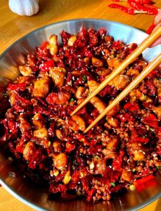 辣子鸡是不是四川的特色菜_麻辣鲜香，经典传承