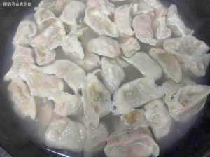 生肉饺子煮三滚就熟了吗_饺子怎么煮不破皮？速冻饺子煮法