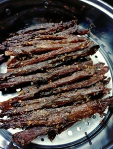 干猪肉皮的做法大全_泡发烫揉搓，拌蒜香菜味美