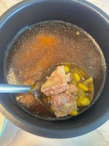 青豆炖排骨汤的做法_青豆排骨汤，鲜美营养做法简单