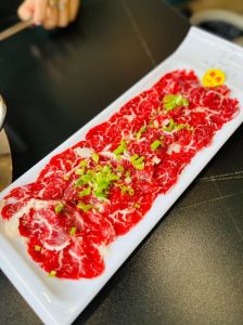 涮新鲜牛肉怎么做才嫩_选对部位加调料，涮出好滋味