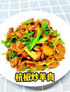 炒烤羊肉的家常做法_腌好羊肉快炒，香辣羊肉出锅！