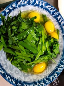 韭菜菜谱的家常做法_炒鸡蛋盒子豆芽豆腐海鲜烘蛋，简单美味！