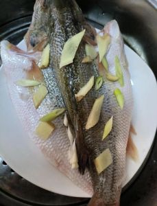 水蒸鲈鱼一般要多少分钟_水蒸鲈鱼时间与做法，鲜嫩不柴