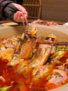 火锅鲫鱼的家常做法_女儿要吃火锅？满足！全家围坐麻辣香锅，分享快乐！