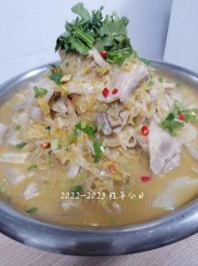 酸菜白肉家常做法_东北酸菜白肉，暖心暖胃的家常菜！