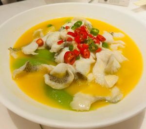 酸菜鱼一般加什么配菜_豆皮吸汤，金针菇爽口，泡椒增辣！