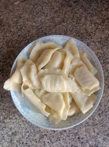 猪肉蒜黄馅饺子的做法_葱油提香猪肉饺，手工擀皮煎金黄