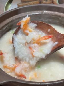 广东潮汕虾粥的做法_砂锅熬虾粥，米粒分明虾鲜甜