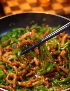 类型：做法类 重写标题：哇，真嫩，一直在喷肉丝，这道爆炒肉丝的家常做法让人垂涎欲滴，简单几步轻松还原餐馆同款嫩滑口感