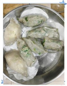 潮汕韭菜粿的正宗做法_蒸韭菜花花生米果，米香韭菜味香甜