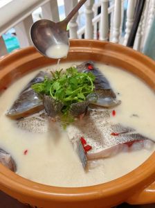 清汤青鱼的做法窍门_煎鱼出油汤奶白 清汤青鱼这样做