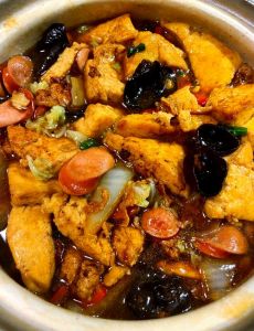 熟肥肠炖豆腐的家常做法大全集_肥肠炖豆腐，家常美味，简单易做！