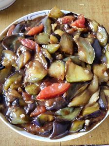 茄子不用油炸的做法_蒸茄子不油腻，蒜香酱油香油拌着吃