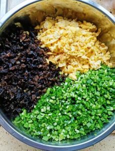 沧州过年素饺子馅做法_芹菜荠菜馅香浓，八珍饺暖心团圆