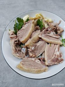 大田白斩鸭的做法_选鸭腌制，煮透切块蘸料香