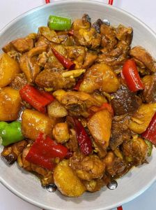 红烧三黄鸡家常做法_红烧三黄鸡，肉嫩味浓家常菜
