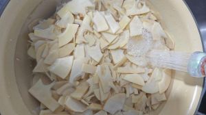 笋片焯水几分钟_冷水焯竹笋去涩保营养