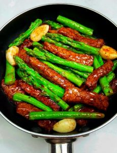 芦笋炒肉要不要焯水_焯水锁色增味，芦笋炒肉爽脆关键！