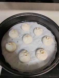 速冻生包子不解冻直接蒸多久_速冻包子直接蒸，水足垫纸，蒸15-20分钟熟