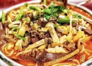 羊大件和羊杂碎有什么区别_羊大件瘦肉鲜，羊杂营养风味足