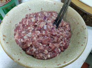 牛肉馅制作方法_牛肉馅搅拌技巧，顺向搅拌保弹性！