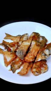 干炸小鲳鱼的家常做法_干炸鲳鱼外酥里嫩做法