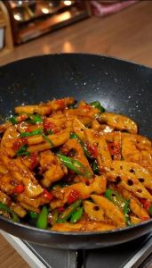 炒莲藕片的家常做法_脆甜可口，秋冬养生佳肴