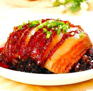 重庆烧白的正宗做法_炸肉皮小火慢炸锅盖妙，炒芽菜少油花椒香，泡肉耐心等血水，蒸肉大火转小